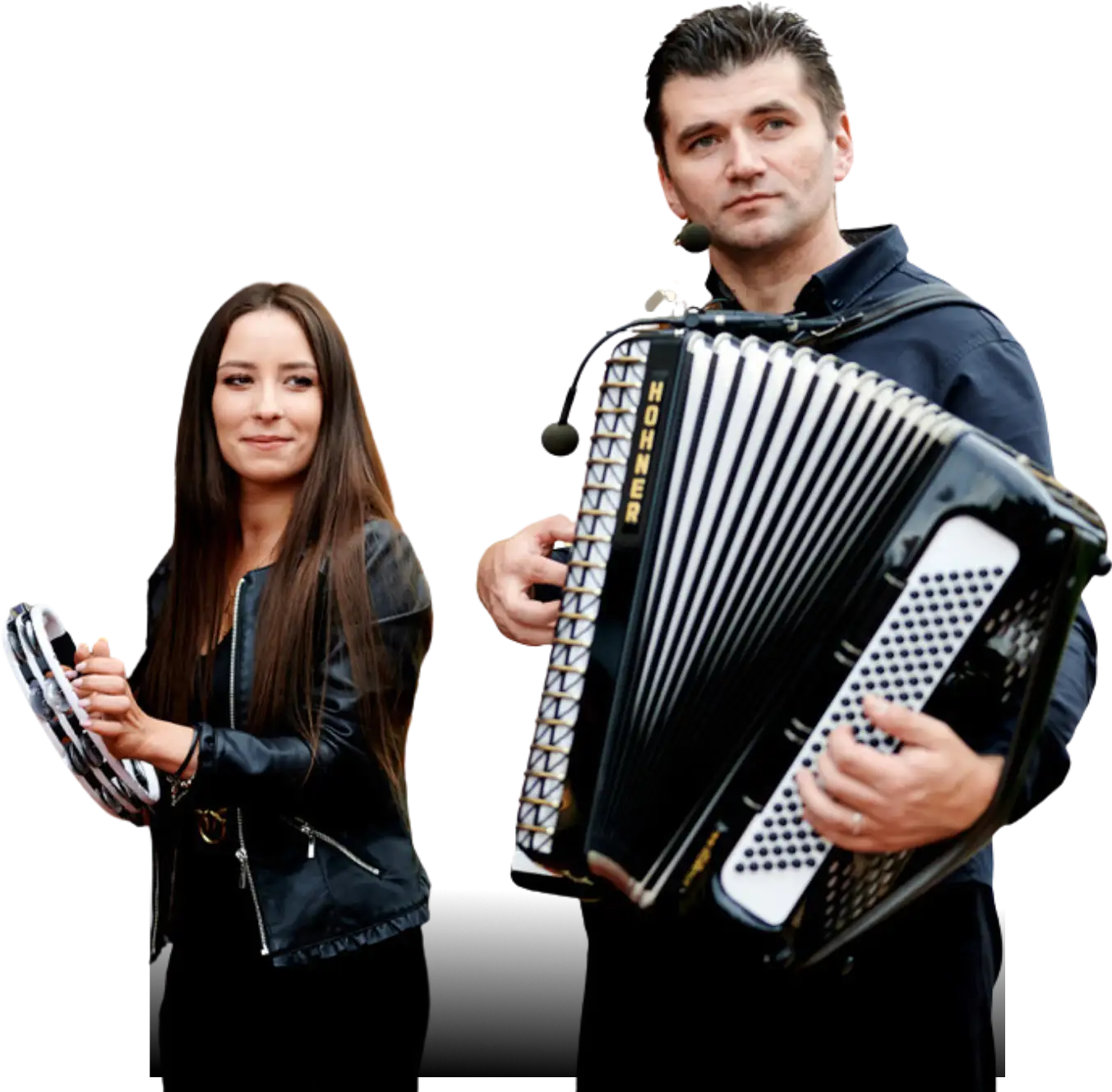 Tomasz i Anita grający na akordeonie i tamburynie na weselu