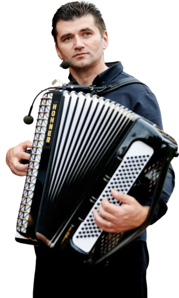 Zdjęcie Tomasza grającego na akordeonie podczas biesiady