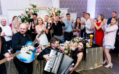 Biesiada przy stołach: Lista piosenek i przyśpiewek, które porywają do zabawy!