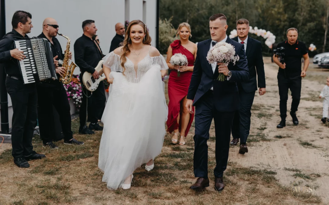 Marsz weselny pod domem – obciach czy piękna tradycja? Dlaczego warto postawić na żywe instrumenty?